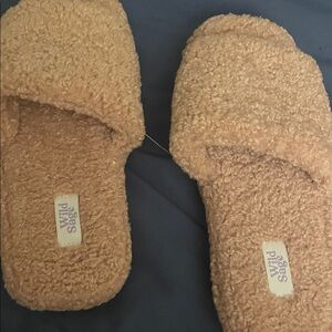 Wild Sage Fuzzy pink Slippers 9/10